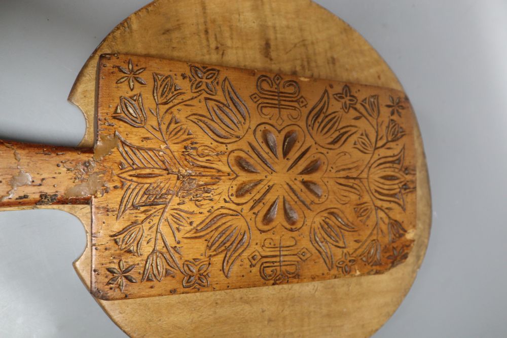 A Continental treen box and cutting boards, 53cm